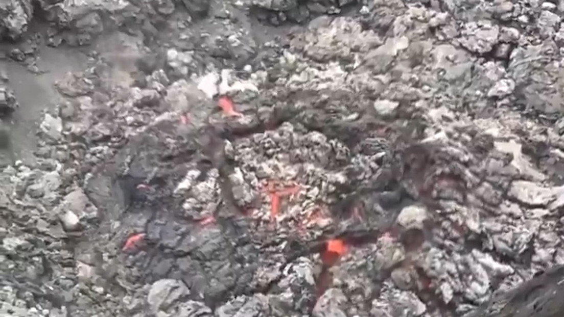 Turistas captan el momento exacto de una poderosa erupción volcánica dentro de un cráter