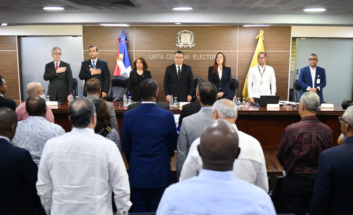 JCE se reúne con organizaciones políticas para tratar regulación de candidaturas independientes