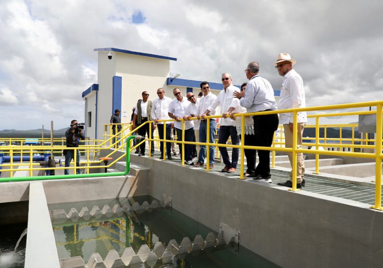 También inauguró la Escuela Básica La Gallera que beneficia a 350 estudiantes en Miches y un sistema de canalización y construcción de muros de gaviones en las margenes del Río Duey en La Altagracia. Miches, El Seibo.— Tras años de espera, el presidente Luis Abinader inauguró este sábado el nuevo acueducto Miches-Zona Turística, una obra de vital trascendencia para el desarrollo de la comunidad y que beneficiará a más de 33,0000 habitantes. Asimismo, inauguró la Escuela Básica La Gallera en el municipio de Miches y un sistema de canalización y la construcción de muros de gaviones sobre el Río Duey en el municipio de Higüey provincia La Altagracia. Las obras inauguradas por el jefe de Estado forman parte del plan de desarrollo nacional que busca fortalecer la infraestructura hídrica, educativa y de mitigación de riesgos en diversas provincias del país. Acueducto de Miches Durante la inauguración del acueducto, el mandatario destacó que, esta obra es parte de todo el diseño y el impulso para crear un ecosistema del desarrollo, al tiempo de señalar que Miches tiene toda la potencialidad -como se está demostrando- de convertirse en un polo turístico. Dijo que en los próximos meses se van a inaugurar cuatro hoteles, lo que creará mayores oportunidades de empleo. Asimismo anuncio que el hospital municipal va a estar listo a finales de este año y el asfaltado de las principales vías y una carretera alternativa para el desarrollo del municipio. También anunció la remodelación del hotel El Seibo, que duró 30 años cerrado y será convertido en un hotel-escuela para el desarrollo turístico de la zona. Además de establecer una universidad en el municipio de Miches. Manifestó que desde su gobierno se trabaja en cambiar el círculo vicioso del subdesarrollo por ese círculo virtuoso del desarrollo, lo que se traduce en crear empleos, fortalecer la educación, las infraestructuras, las obras públicas, mejorar la salud y atender la seguridad ciudadana. De su lado, el director ejecutivo del Instituto Nacional de Aguas Potables y Alcantarillados (INAPA), Wellington Arnaud, explicó que la obra tuvo una inversión de RD$2,118,000,000 y que llevará agua en cantidad, con calidad y presión a más de 33,000 habitantes, el cual garantizará el servicio a la zona hotelera, cumpliendo el compromiso asumido por el presidente Abinader frente al clúster turístico y los munícipes de la zona. “Esta megaobra estaba prevista para ser entregada en mayo de este año. Sin embargo, la estamos inaugurando tres meses antes, lo que indica que es un Gobierno que cumple lo que promete”, expresó el director de INAPA. Este proyecto incluye una planta de 300 litros por segundo, dos obras de toma, en los ríos Jovero y Yeguada, un tanque de dos millones de galones, así como redes de distribución y líneas de conducción hacia la zona hotelera cumpliendo con todos los estándares internacionales de calidad. Asimismo, el funcionario también enfatizó que el depósito regulador del acueducto servirá como mirador y estará disponible para que los turistas puedan disfrutar de una vista con toda la belleza que ofrece este pueblo costero. Entrega Escuela Básica La Gallera Más adelante, el mandatario inauguró la Escuela Básica La Gallera, en el sector Los Franceses con una inversión de RD$89,536,395.99, la cual beneficiará a 350 estudiantes. En el acto, el viceministro de Educación, Francisco D’Oleo dijo que este centro se convertirá en un espacio de transformación y agradeció al presidente Abinader por hacer patria a favor de la educación dominicana. El centro educativo cuenta con 10 aulas, de las cuales ocho son estándar y dos corresponden al nivel inicial, biblioteca, comedor, oficina administrativa y cancha, entre otras áreas. Sistema de canalización y muros de gaviones en Higüey Más temprano, el gobernante inauguró el sistema de canalización y construcción de muros de gaviones sobre el Río Duey que tuvo un costo de RD$403, 606, 776 pesos, en el municipio de Higüey provincia La Altagracia. Esta inversión consiste en la canalización de las aguas arriba y abajo del río, en un trayecto de poco más de un kilómetro de extensión, construyendo un muro de gaviones a ambos lados del cauce. Además de la canalización del río, se construyó también un bulevar de más de 2 kilómetros en la avenida Gastón Fernando Deligne y se canalizó las aguas de la cañada próxima mediante la instalación de una alcantarilla de 42 pulgadas, con relleno de respaldo, garantizando el funcionamiento de la avenida y mejorando el medio ambiente de su entorno. Esta obra busca mitigar los efectos de las crecidas de ríos y garantizar mayor seguridad a las comunidades vulnerables a inundaciones.