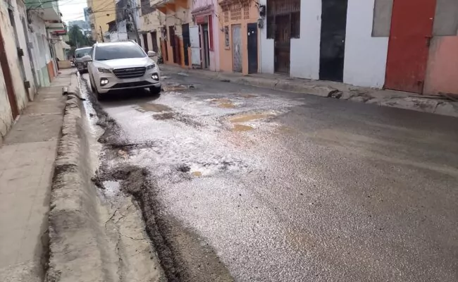 Denuncian mal estado de la calle Juan Isidro Pérez en San Lázaro