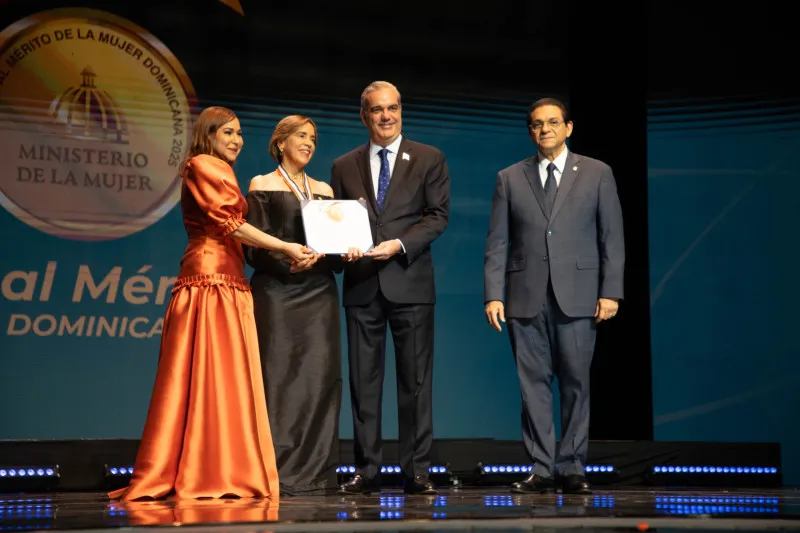 Mercedes Canalda recibe la Medalla al Mérito de la Mujer Dominicana en el Sector Financiero