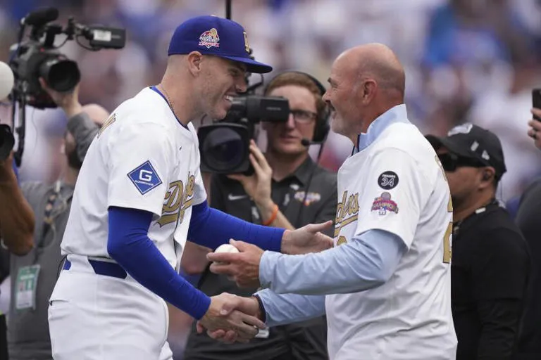 Ice Cube, el emotivo abrazo entre Freeman y Gibson, y la victoria de los Dodgers brillan en el primer encuentro en Dodger Stadium.