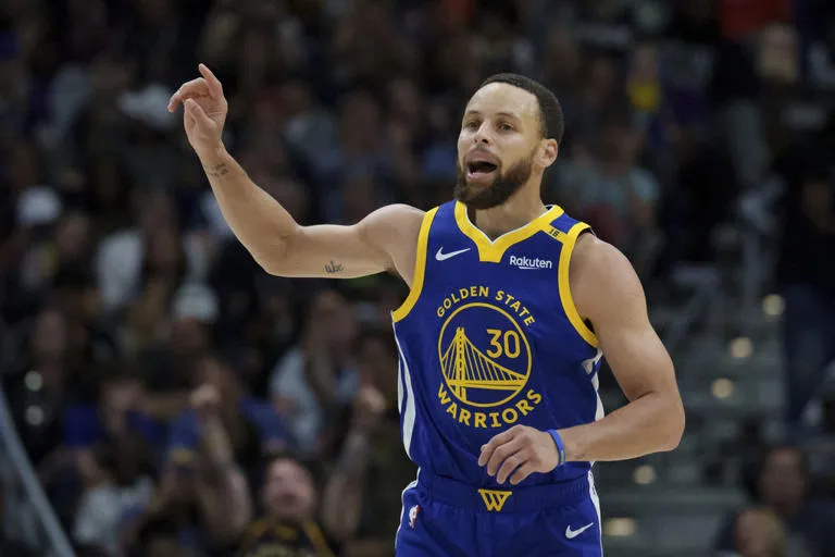 Curry regresa con 23 puntos y los Warriors superan a los Pelicans 111-95