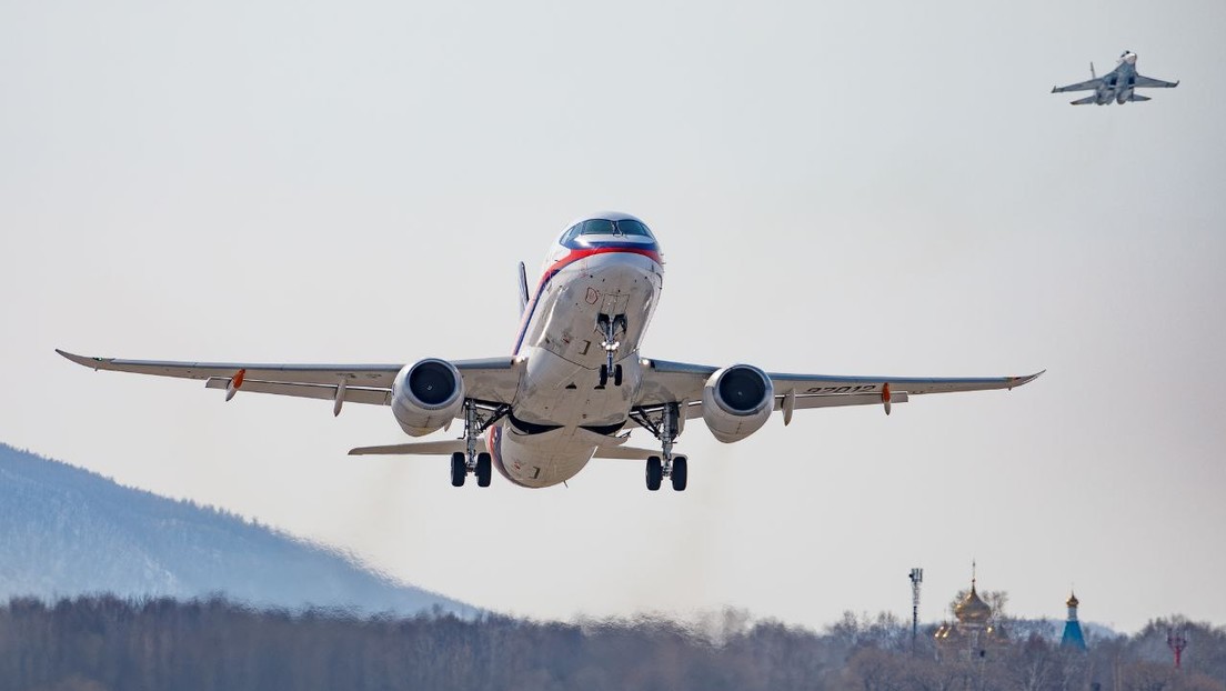 Así es el primer vuelo del avión ruso SSJ-100 con motores de fabricación nacional