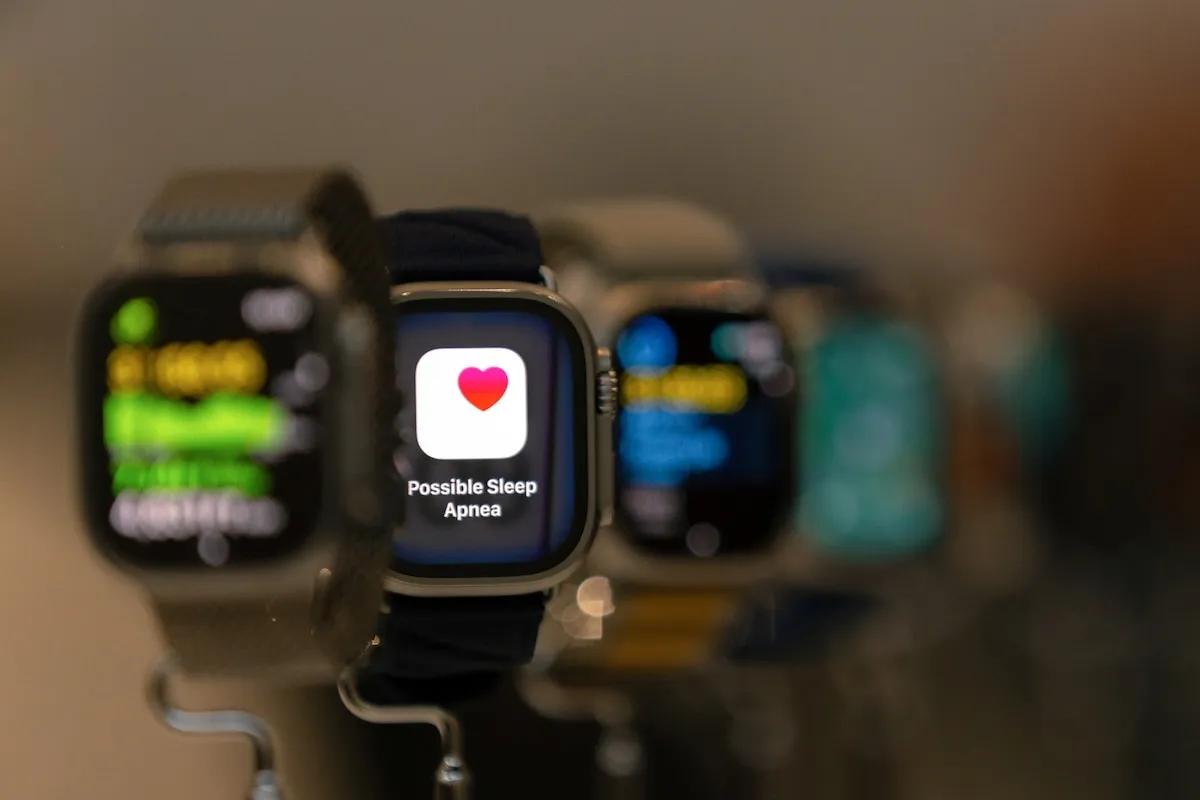 Apple podría sorprender al mercado con un nuevo modelo de Apple Watch que incluiría una cámara capaz de traducir y resumir documentos utilizando inteligencia artificial (IA).