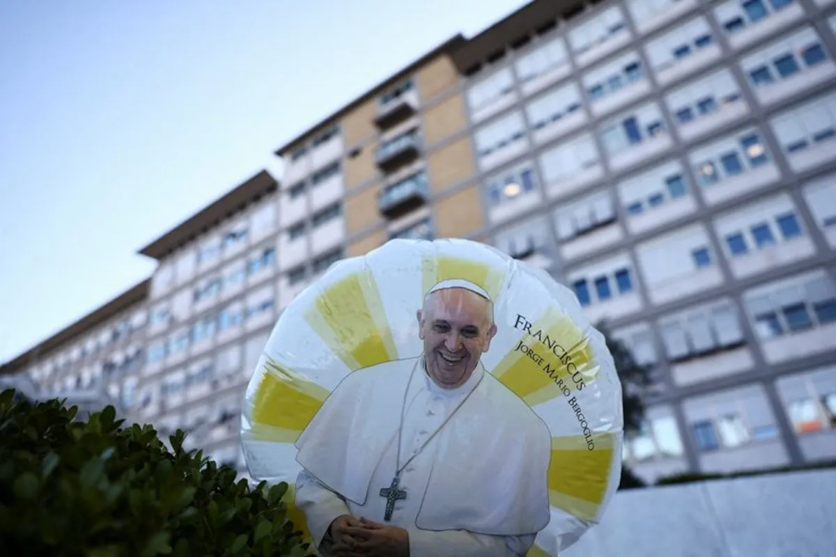 El papa Francisco sigue “estable” tras presentar una leve mejoría y siguió por video un encuentro de la Curia