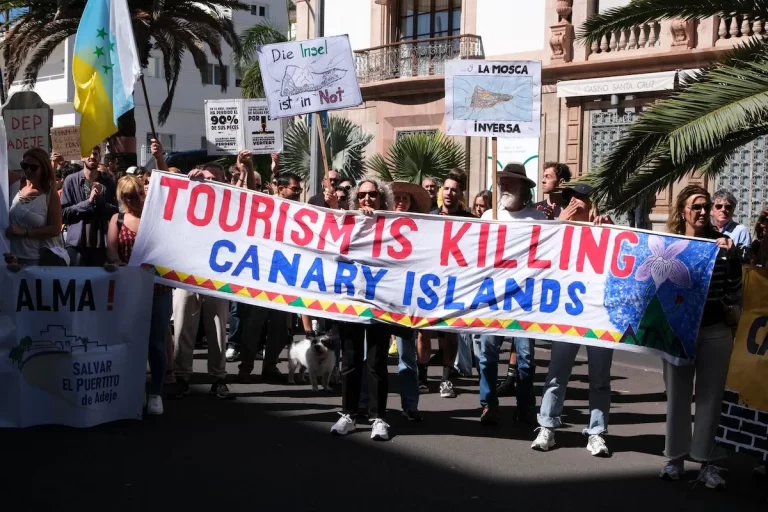 Los turistas británicos están preocupados por la posibilidad de un verano lleno de protestas en España debido a la masificación turística. Activistas han advertido que podrían bloquear aeropuertos.