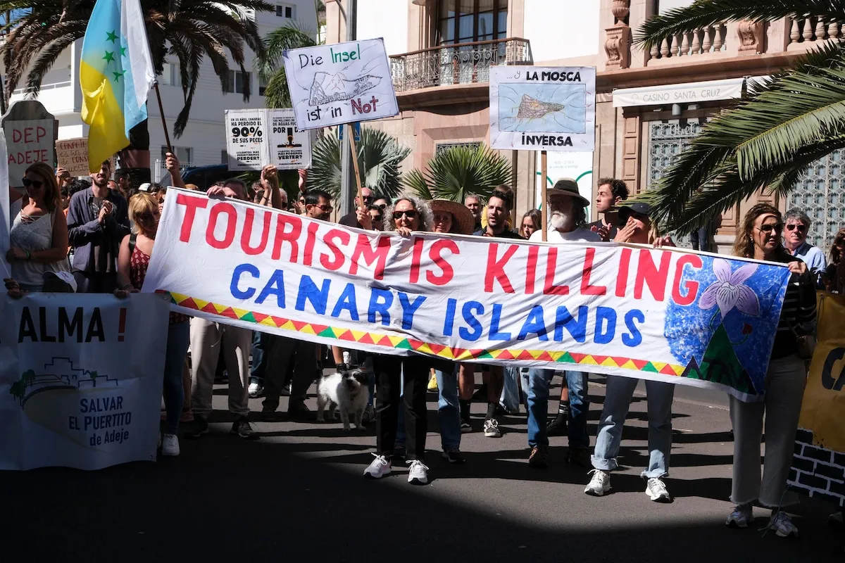 Los turistas británicos están preocupados por la posibilidad de un verano lleno de protestas en España debido a la masificación turística. Activistas han advertido que podrían bloquear aeropuertos.