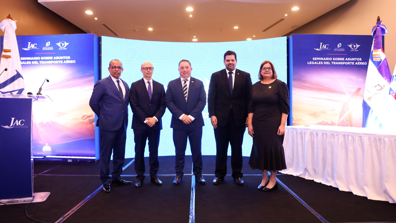 Las autoridades de aviación civil, junto con representantes del poder judicial, están discutiendo las regulaciones destinadas a proteger los derechos de los consumidores.
