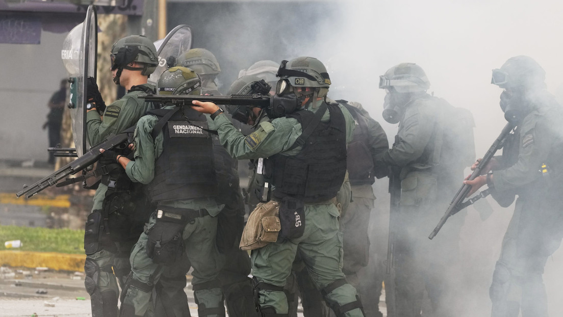Reconstruyen el momento en que gendarme lanzó granada de gas a la cabeza de un fotógrafo en Argentina