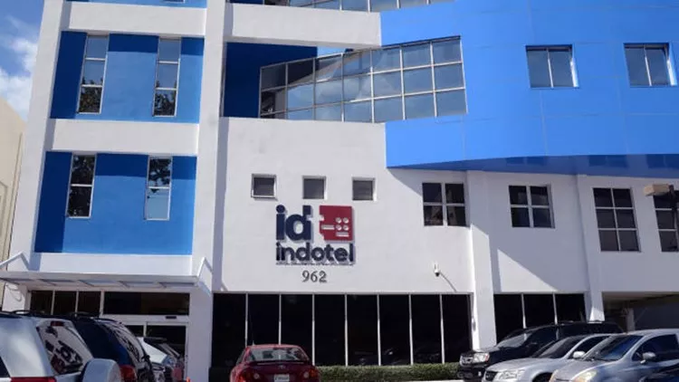 Tres estaciones de radio y seis negocios de reventa de internet han sido clausurados por operar de manera ilegal.