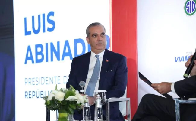Si la economía crece y hay más empleo ¿por qué muchos dominicanos siguen creyendo lo contrario?; presidente Abinader invita "a ver nuestra realidad con nuevos ojos y sacudirnos del pesimismo"