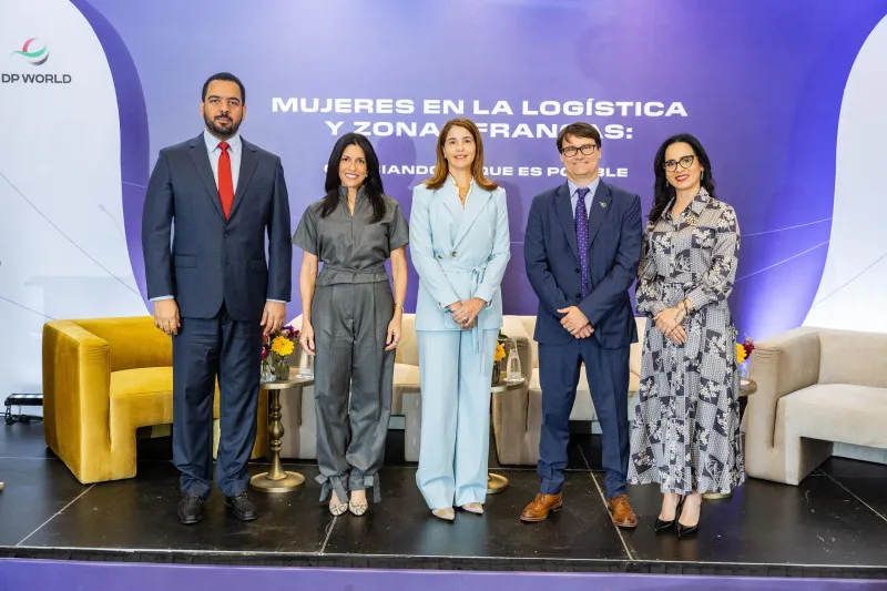 Conversatorio sobre mujeres en la industria logística