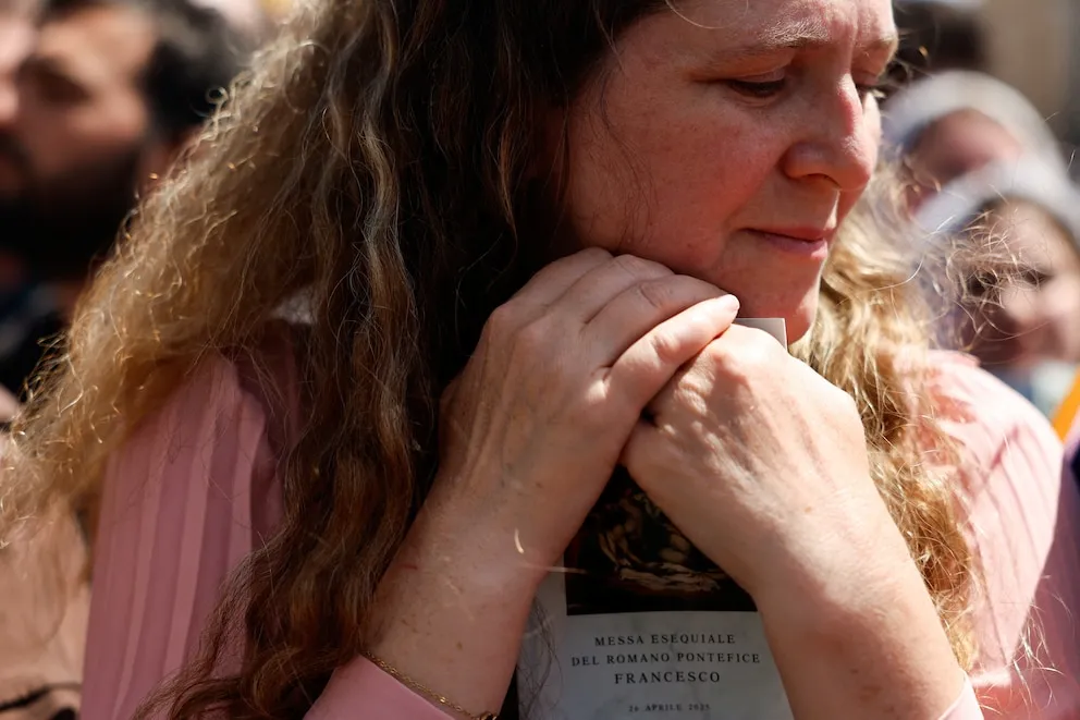 “No suelo asistir a la iglesia, pero al final me llegó la emoción”, “Francisco fue un anhelo”: lágrimas y largas esperas para dar el adiós a Francisco en Roma.