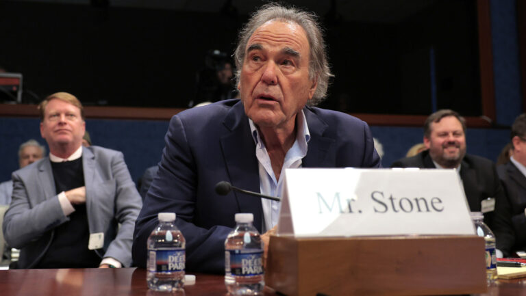 El cineasta estadounidense Oliver Stone denuncia la "mentira" en torno al 'Russiagate'.