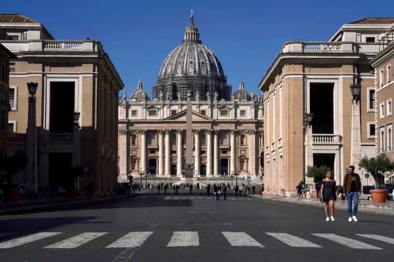 Cómo opera el gobierno del Vaticano durante la sede vacante: el papel del camarlengo, el decano y el cardenal Parolin