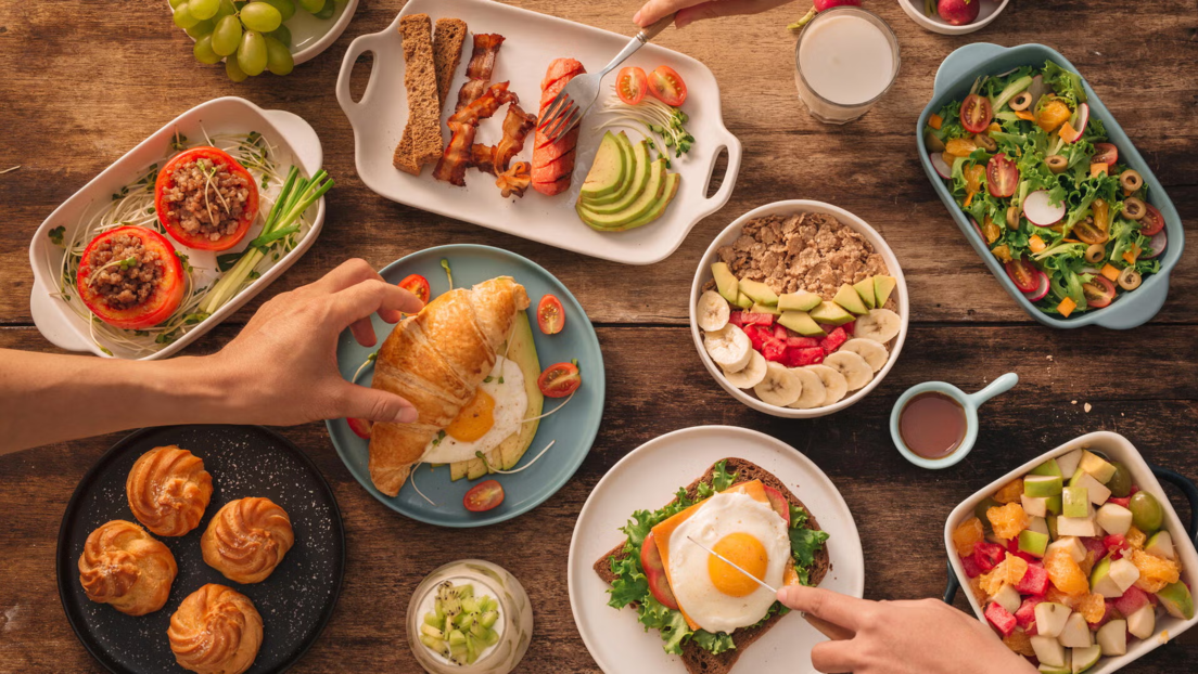 ¿Por qué hombres y mujeres no deberían desayunar lo mismo? La ciencia lo explica