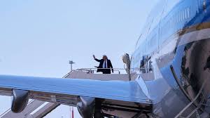 Trump se despide de Roma después de haber asistido al funeral del papa Francisco.