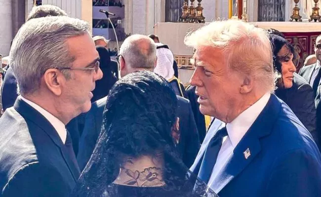 Presidente Abinader y Donald Trump conversan animadamente durante varios minutos en ceremonial al papa Francisco
