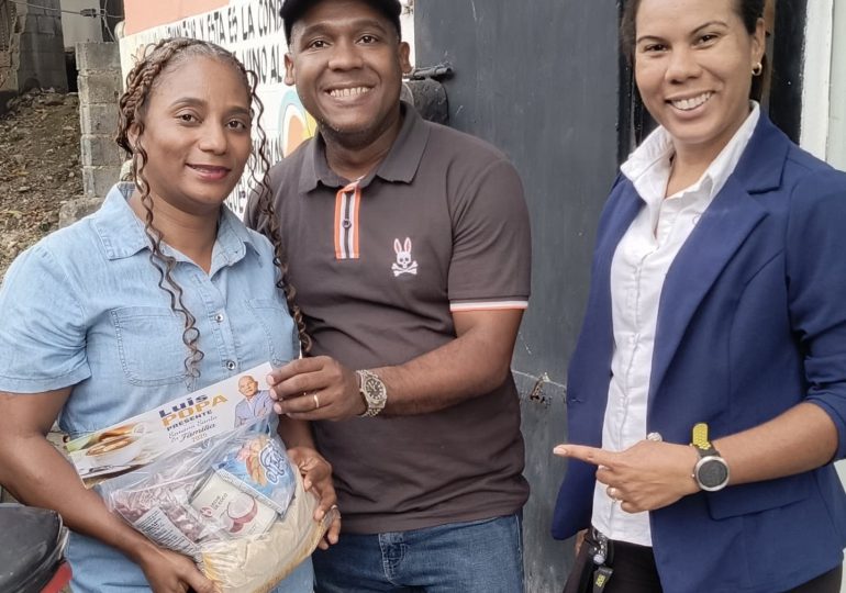 El dirigente político Luis Popa lleva habichuela con dulce casa por casa a la comunidad de Santo Domingo Oeste