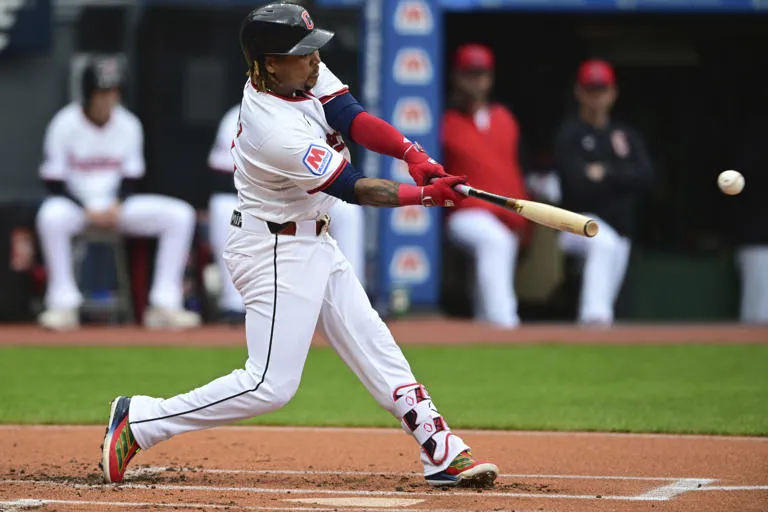 Ángel Martínez conecta jonrón de 3 carreras en el 8vo y Guardianes vencen 7-4 a Dodgers