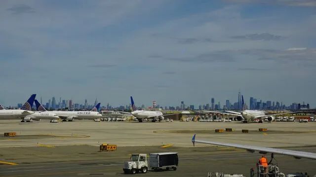 Trump anuncia que también va a cambiar el control aéreo