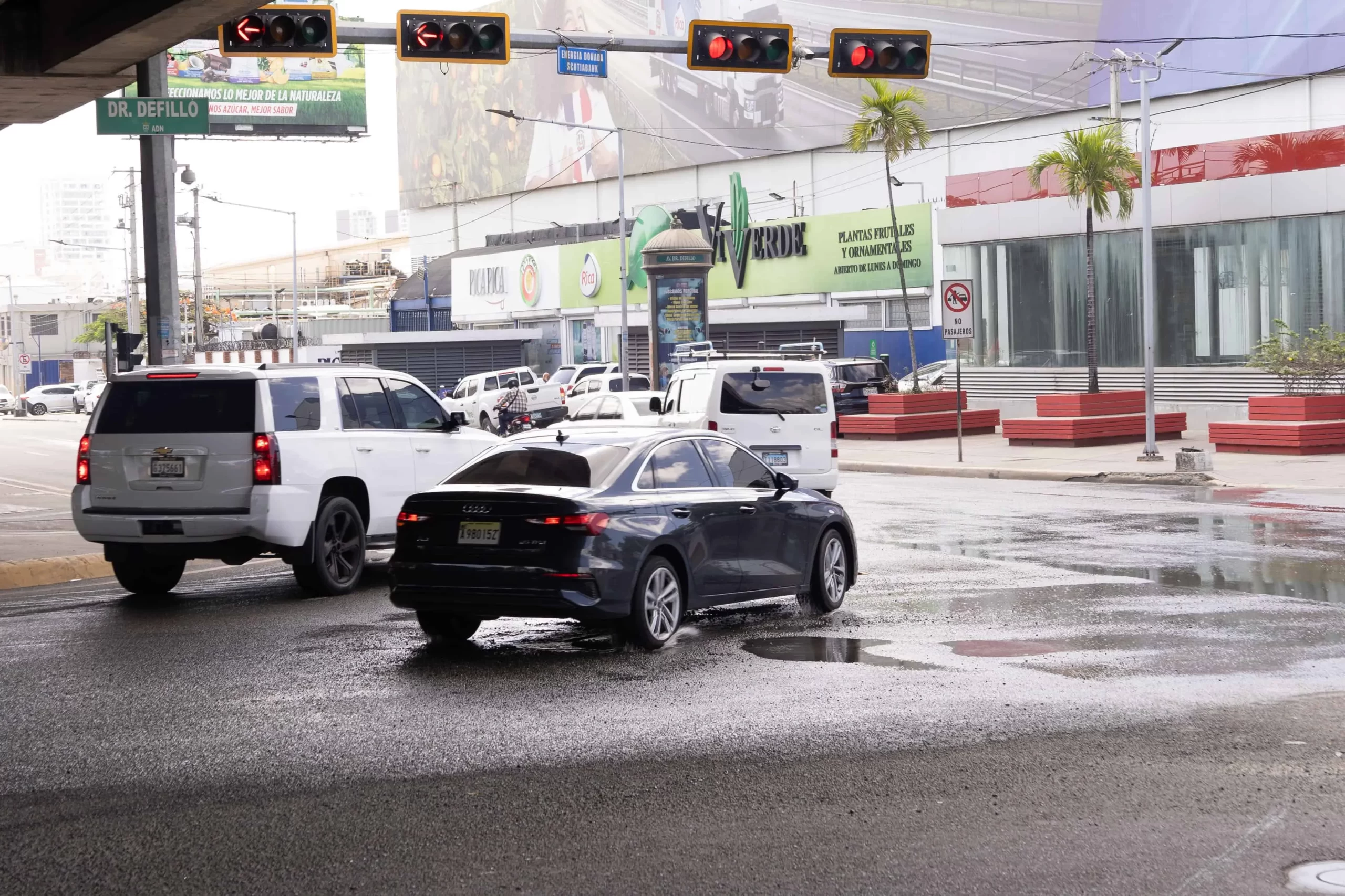 Tubería rota en Kennedy y Defilló provoca deterioro del pavimento y caos vehicular