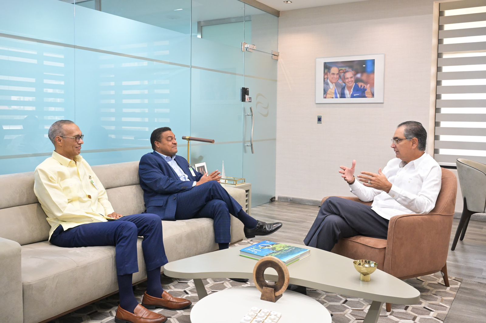 Autoridades del Comité Organizador de los Juegos Centroamericanos y del Caribe Santo Domingo 2026 se reúnen con el director de SeNaSa para coordinar aspectos médicos del evento