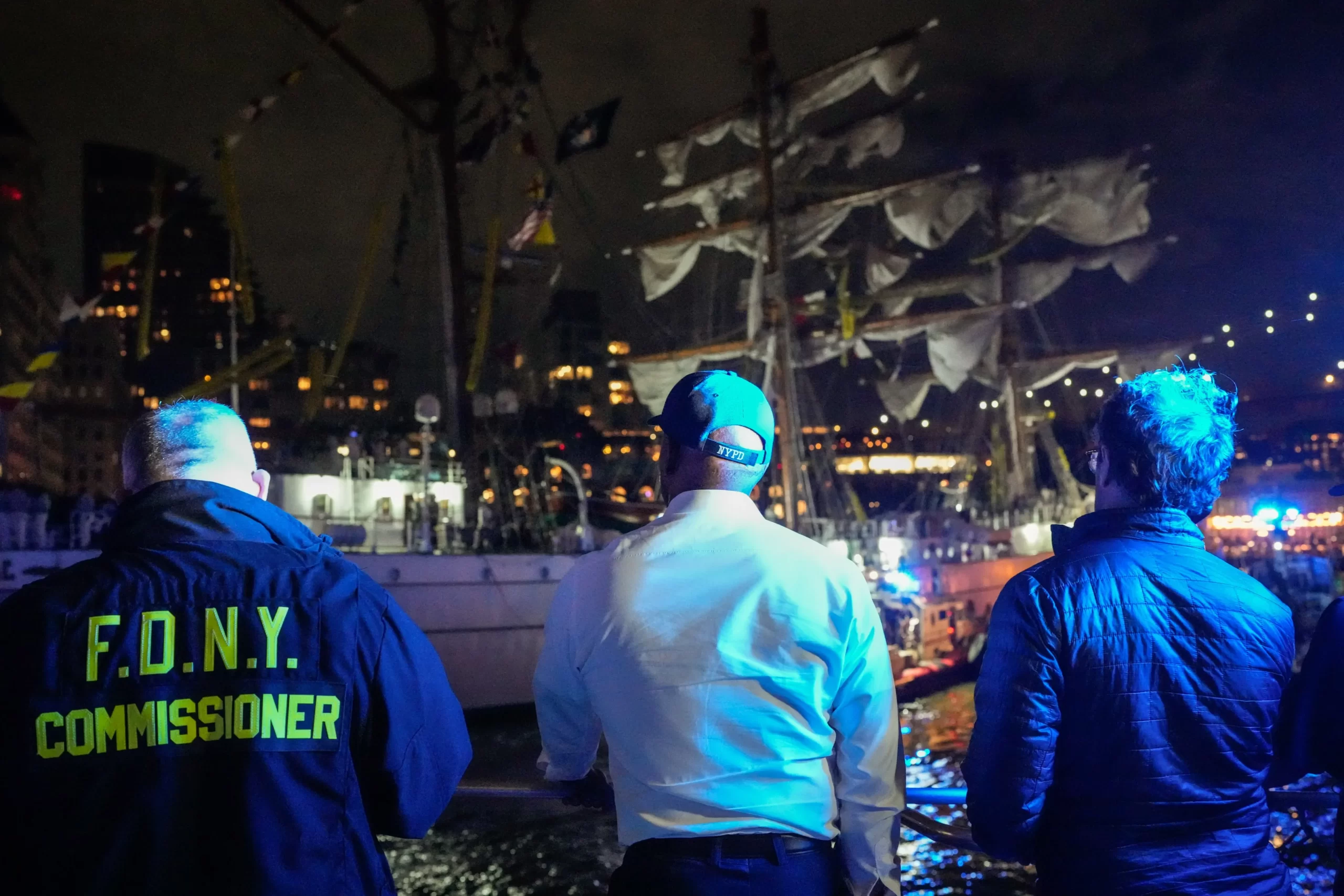 Buque escuela de México colisiona con el puente de Brooklyn en Nueva York