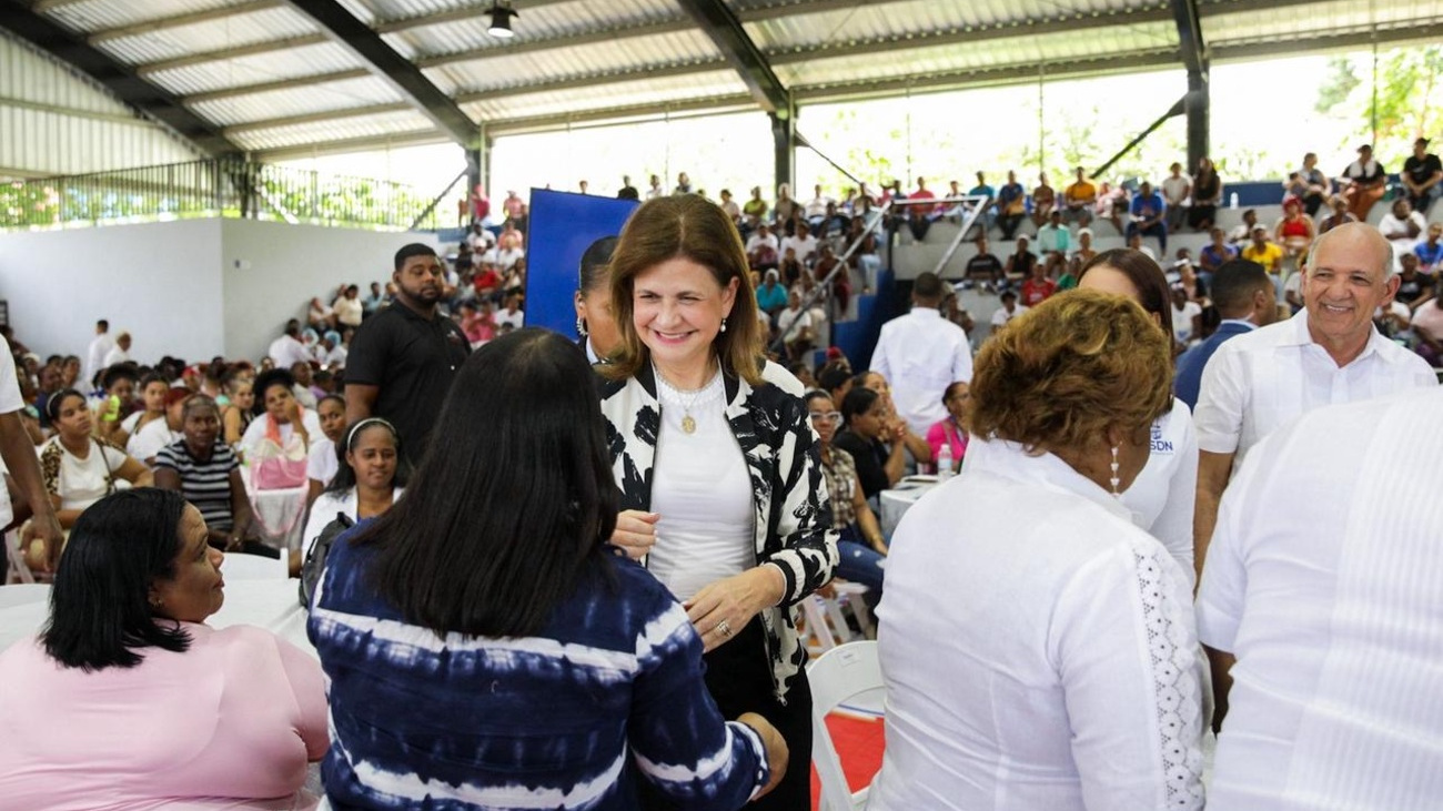 "Las mamás son la esencia de cada familia", declara la vicepresidenta Raquel Peña durante un almuerzo con mujeres en SDN.