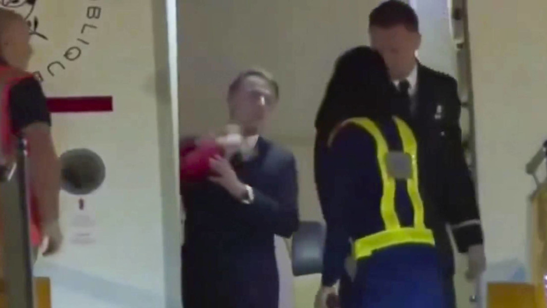 Si una mujer abofetea a su esposo, "nunca lo hace sin motivo", pero eso no es asunto de Moscú, declaró el portavoz del Kremlin, Dmitri Peskov, al comentar la aparente bofetada que le dio al mandatario francés, Emmanuel Macron, su esposa antes de bajar del avión presidencial, que fue captada por las cámaras. "Sigo convencido de que no sería correcto comentar asuntos familiares, incluidos los del matrimonio Macron. Por otro lado, si una esposa abofetea a su marido, nunca lo hace sin motivo", señaló este sábado al periodista Pável Zarubin. "Pero eso no es asunto nuestro", reafirmó. El incidente tuvo lugar la noche del pasado domingo, cuando el mandatario francés y su esposa, Brigitte Macron, llegaron en visita oficial a Vietnam. En las imágenes se observa al mandatario conversando con su esposa al abrirse la puerta del avión, quien le aparta la cara con un golpe. Al notar la presencia de las cámaras en la pista del aeropuerto de Hanói, Macron sonríe y saluda de inmediato antes de descender. Ya en la escalerilla, el líder francés le ofrece el brazo a su mujer, pero esta lo rechaza. La versión de Macron
