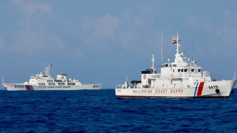 Filipinas ha denunciado comportamientos "agresivos e inseguros" de embarcaciones chinas en las aguas en conflicto del mar Meridional.