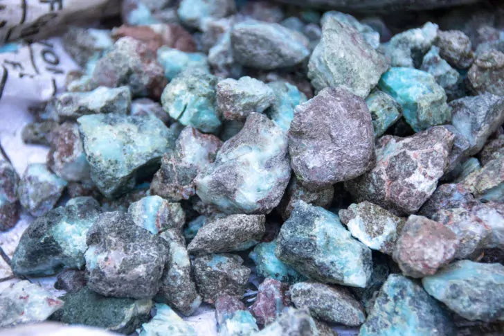 Detrás de la piedra azul: el larimar dinamiza el turismo en Barahona