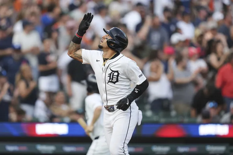 JAVIER BÁEZ CELEBRA DIEZ AÑOS EN MLB CON DOS JONRONES Y LIDERAZGO EN VICTORIA DE TIGERS 7-3 SOBRE PIRATES