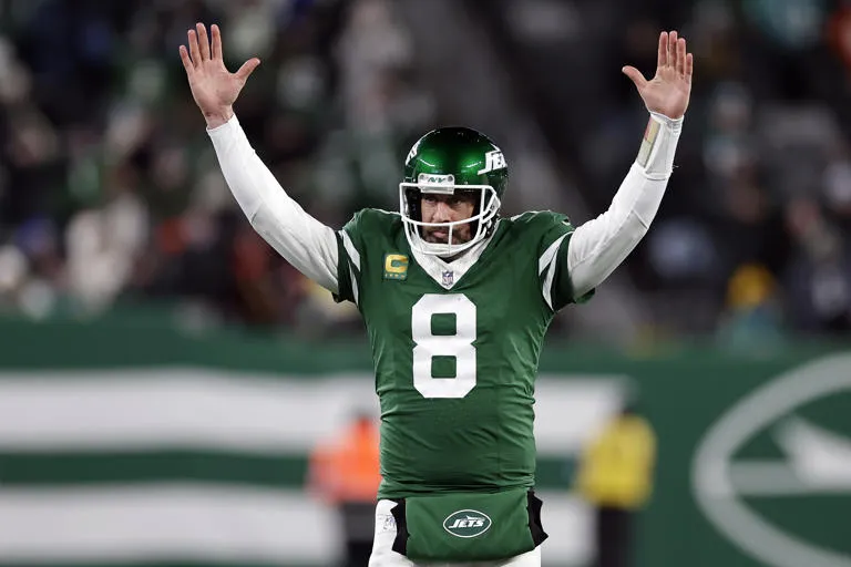 Aaron Rodgers firma por un año con los Steelers y pone fin a meses de incertidumbre