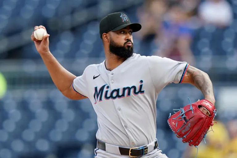 Alcántara brilla desde la lomita y guía a los Marlins a la victoria sobre los Piratas