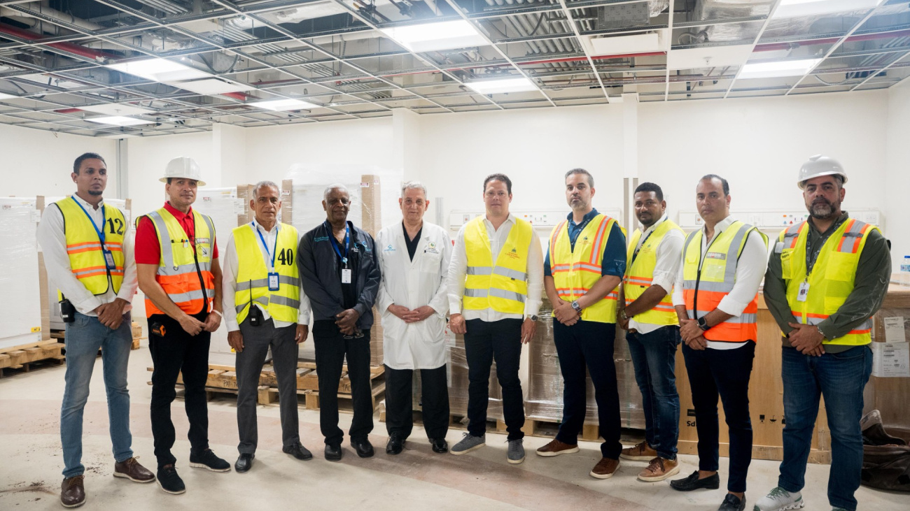 Ministro Bonilla revisa el progreso de la edificación de un nuevo centro clínico-quirúrgico en la Ciudad Sanitaria Luis Eduardo Aybar.