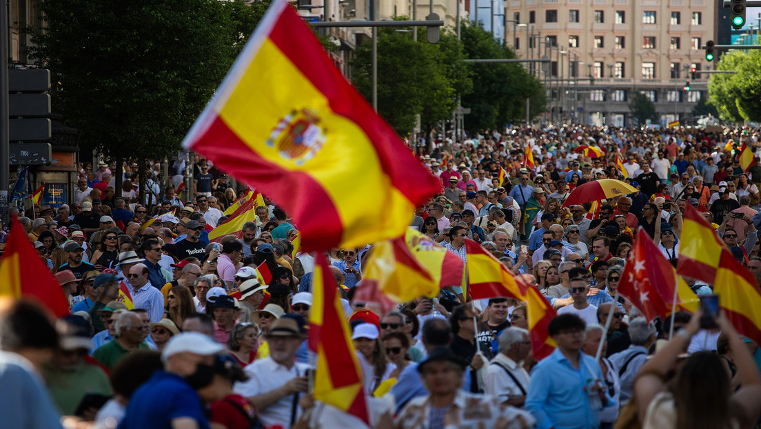 "Ríndase a la democracia": Clamor multitudinario contra Pedro Sánchez en Madrid