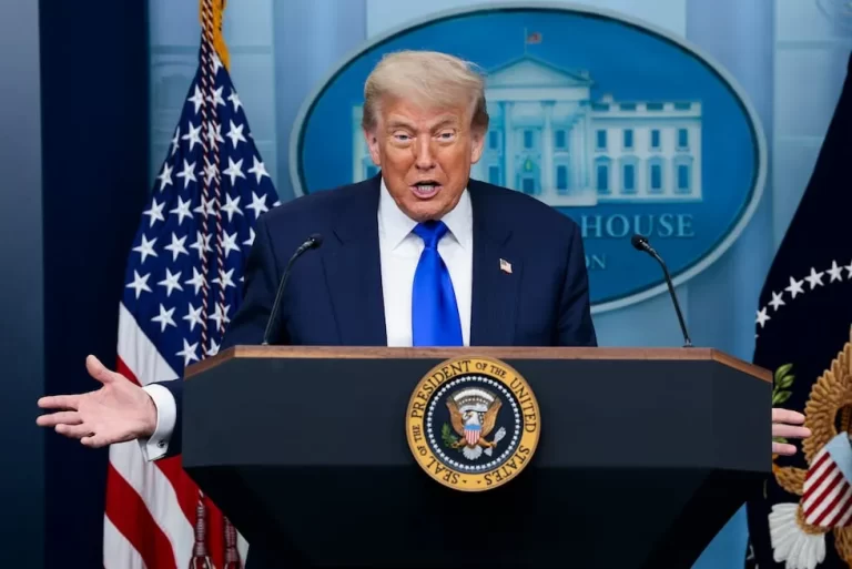 Trump celebra decisión de la Corte Suprema sobre ciudadanía por nacimiento como una “victoria monumental”
