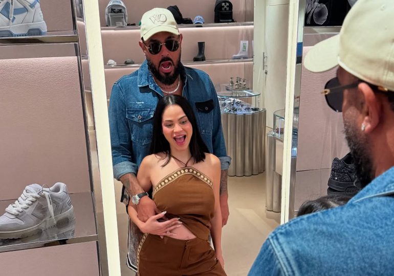 Raphy Pina presume crecimiento de la barriguita de su pareja mientras disfruta de “window shopping” en tienda de Puerto Rico
