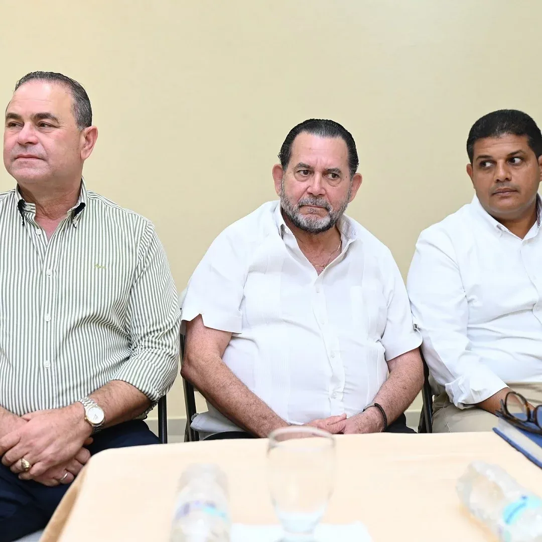 Fenarroz exige el cumplimiento de los acuerdos para alcanzar mayor estabilidad en el sector. Fuente externa San Francisco de Macorís. – La Federación Nacional de Productores de Arroz (Fenarroz) llamó al Gobierno a cumplir los acuerdos con respecto a las tasas, la colocación de precios justos y apoyo para el almacenamiento, para garantizar la estabilidad del sector arrocero en el país. La agrupación hizo el llamado, en el marco de un encuentro encabezado por el ministro de Agricultura, Limber Cruz, junto a molineros, productores y actores clave de este renglón agropecuario nacional. Marcelo Reyes Jorge, presidente de Fenarroz, destacó la importancia del diálogo abierto con las autoridades, pero también hizo un llamado enérgico al cumplimiento estricto de los acuerdos establecidos sobre la «tara» en el proceso de recepción del arroz por parte de los molinos y factorías. “Este es un paso necesario para evitar distorsiones en el mercado y asegurar que los frutos del trabajo de miles de hombres y mujeres del campo no se pierdan”, expresó. “El sector arrocero ha estado pasando por una situación de grandes inventarios en factorías, teníamos inconvenientes con la recepción de las mismas, es por ello que se llegaron acuerdos factibles de que esta cosecha que está en pie se va recoger sin ningún inconveniente, esa es la promesa de los industriales y el ministro y esperamos se cumpla por la tranquilidad del sector arrocero”, dijo Reyes Jorge. Durante el encuentro, el ministro Limber Cruz informó que desde el Gobierno se están tomando medidas para habilitar espacios de almacenamiento y gestionar la viabilidad de exportaciones hacia mercados como Cuba, Haití y otros países del Caribe, como alternativa para evitar que la sobreproducción afecte la comercialización local. “El compromiso es seguir avanzando hacia el objetivo de hambre cero, apoyando a nuestros productores y fortaleciendo la seguridad alimentaria del país”, concluyó el ministro. La reunión, celebrada en la sede de la organización en San Francisco de Macorís, tuvo como objetivo buscar soluciones al excedente de producción arrocera que supera los 7.6 millones de quintales, sin contar la próxima cosecha, y asegurar su adecuado recibimiento en los molinos y factorías. Reyes Jorge también afirmó que es urgente que se tomen medidas rápidas y efectivas para recibir la producción actual, pero también planificar estrategias sostenibles de comercialización de cara a futuras cosechas, con miras a preservar la rentabilidad y la dignidad del productor arrocero. “Valoramos la disposición del Gobierno de buscar soluciones concretas, pero es imprescindible que se respeten los acuerdos sobre la tara en todos los centros de acopio del país. No podemos permitir que el sacrificio de nuestros productores se vea disminuido por prácticas injustas en la estimación del arroz recibido”, enfatizó Reyes Jorge. En el contexto del cultivo y comercialización del arroz, la «tara» se refiere a la pérdida de peso o disminución de la calidad del grano debido a impurezas, humedad o daños físicos, lo que impacta directamente en la cantidad de arroz útil que puede ser comercializado y, por ende, en el ingreso del productor.