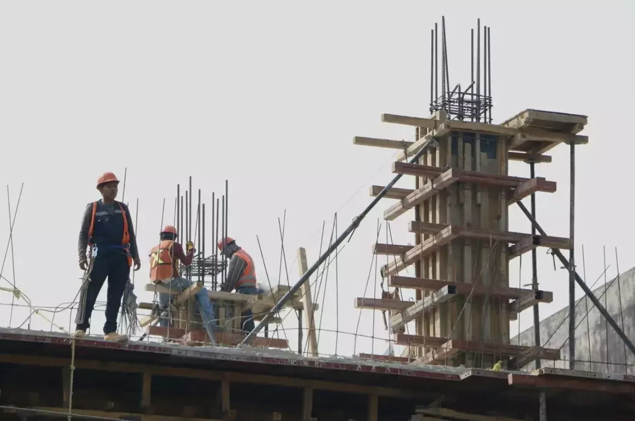 Costo de construir viviendas bajó levemente en junio, pese a las alzas en subcontratos y maquinaria