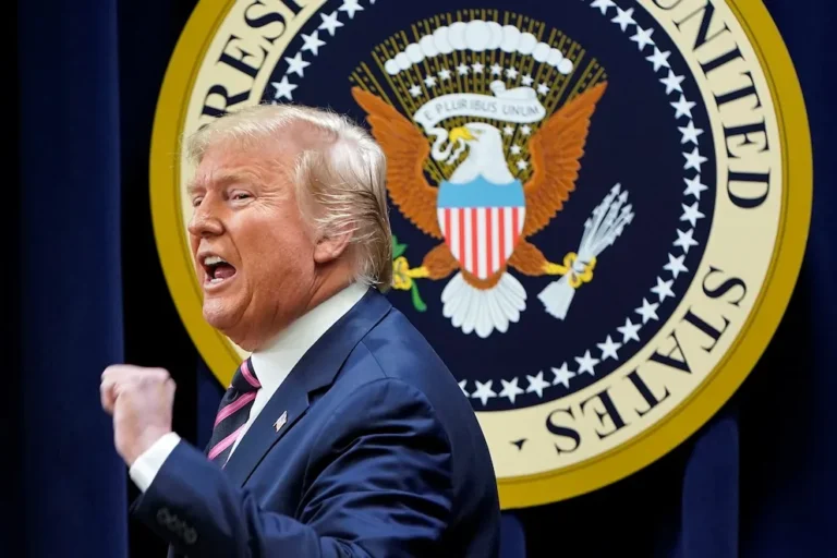 Donald Trump firma orden ejecutiva para retirar personas sin hogar de las calles en EE.UU.