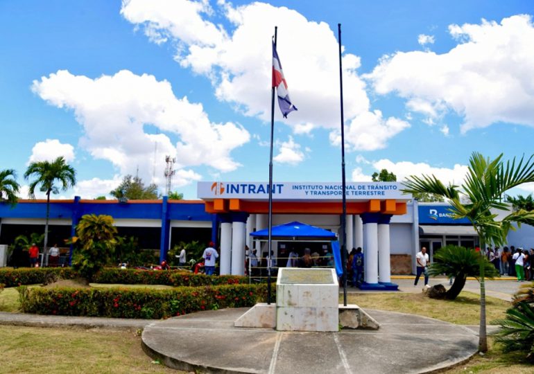 INTRANT aclara que no ha sido suspendido el proceso de licitación para la emisión de licencias de conducir