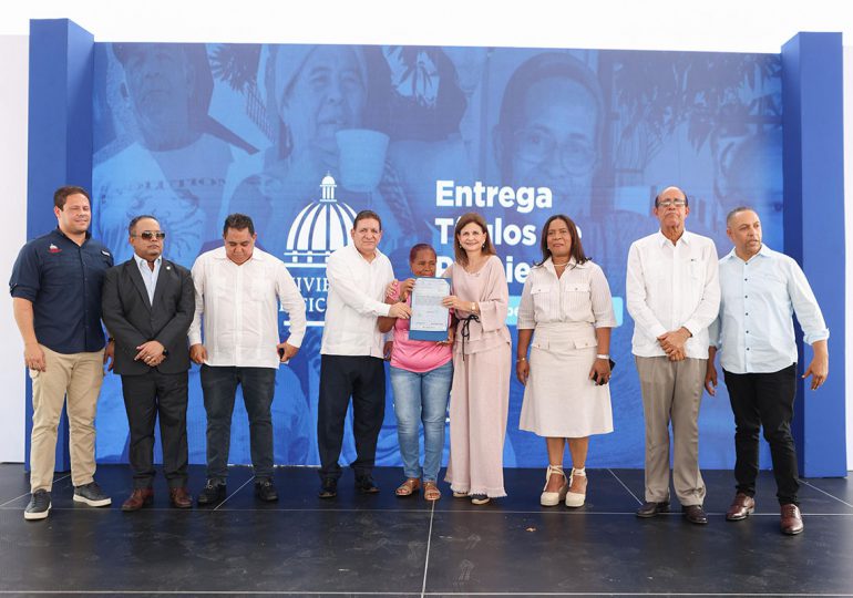 Gobierno entrega títulos tras casi dos décadas de espera en Bonao