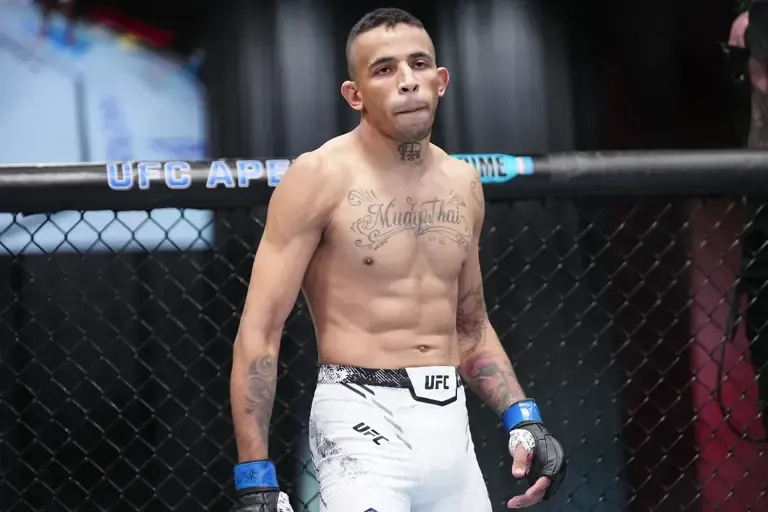 Carlos Prates Insta a Mantener la Calma para Volver a Triunfar en la UFC
