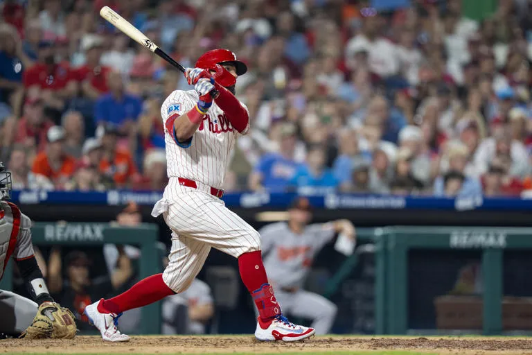 Schwarber la saca dos veces, incluido un grand slam, y guía a los Phillies a un arrollador 13-3 sobre Orioles