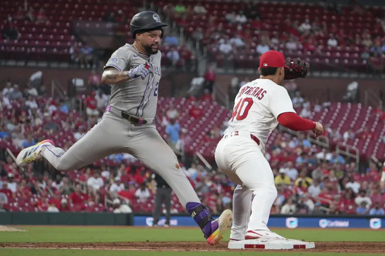 Willson Contreras Rompe su Bate en Señal de Frustración tras Recibir un Lanzamiento