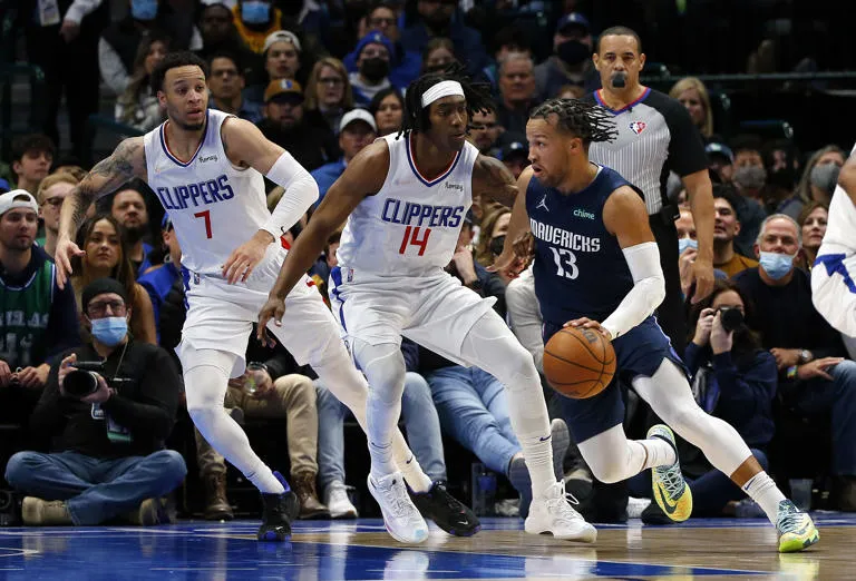 Amir Coffey Refuerza a los Bucks con Contrato por un Año y Aporta Versatilidad al Equipo
