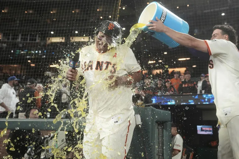 Rafael Devers impulsa a los Giants con dos jonrones en paliza 12-3 ante los Cubs